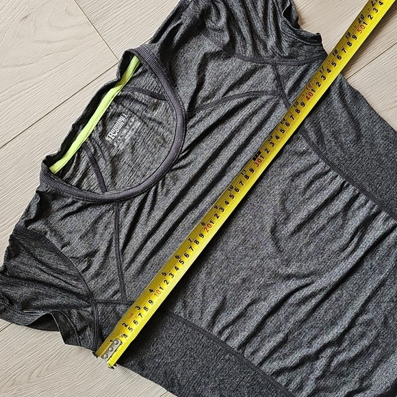 Running Room Fitwear Activewear Shortsleeve Top With Back Zipper Pocket Medium - Picture 5 of 14